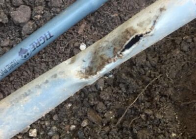 REEMPLAZO DE CAÑERÍA TRONCAL AVERIADA POR MAQUINARIA MUNICIPAL
