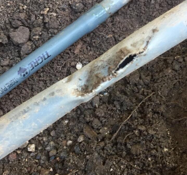 REEMPLAZO DE CAÑERÍA TRONCAL AVERIADA POR MAQUINARIA MUNICIPAL