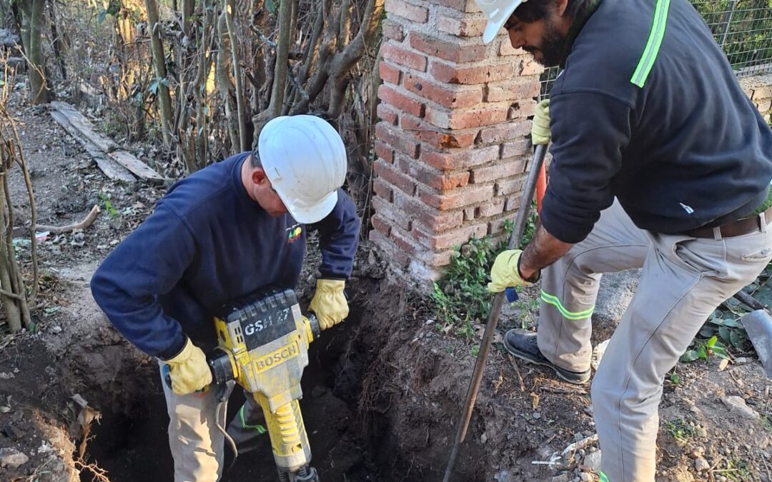 INICIAMOS LOS TRABAJOS PARA EL TENDIDO DE PREENSAMBLADO PARA REGULAR VOLTAJEEN ZONAS ALEDAÑAS A ESCUELA VICTOR MERCANTE Y CEMENTERIO DE AGUA DE ORO